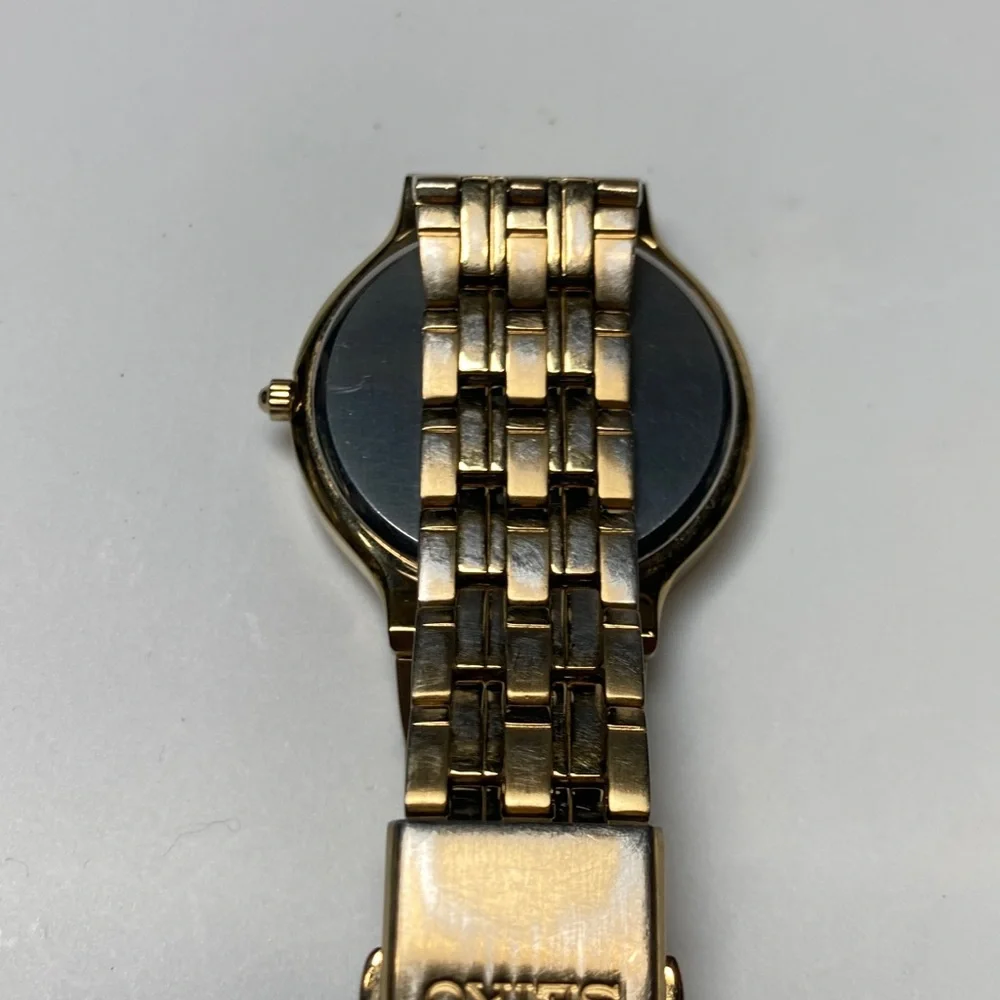 Seiko solar, V157-0AA0 R2, gold tone, white textured dial, vintage